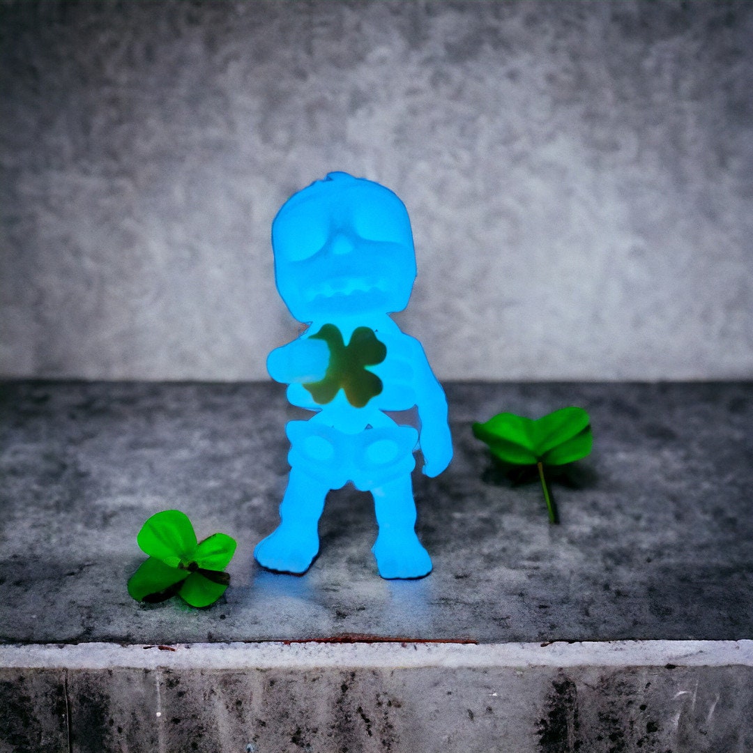 Four leafed clover skeleton keychain