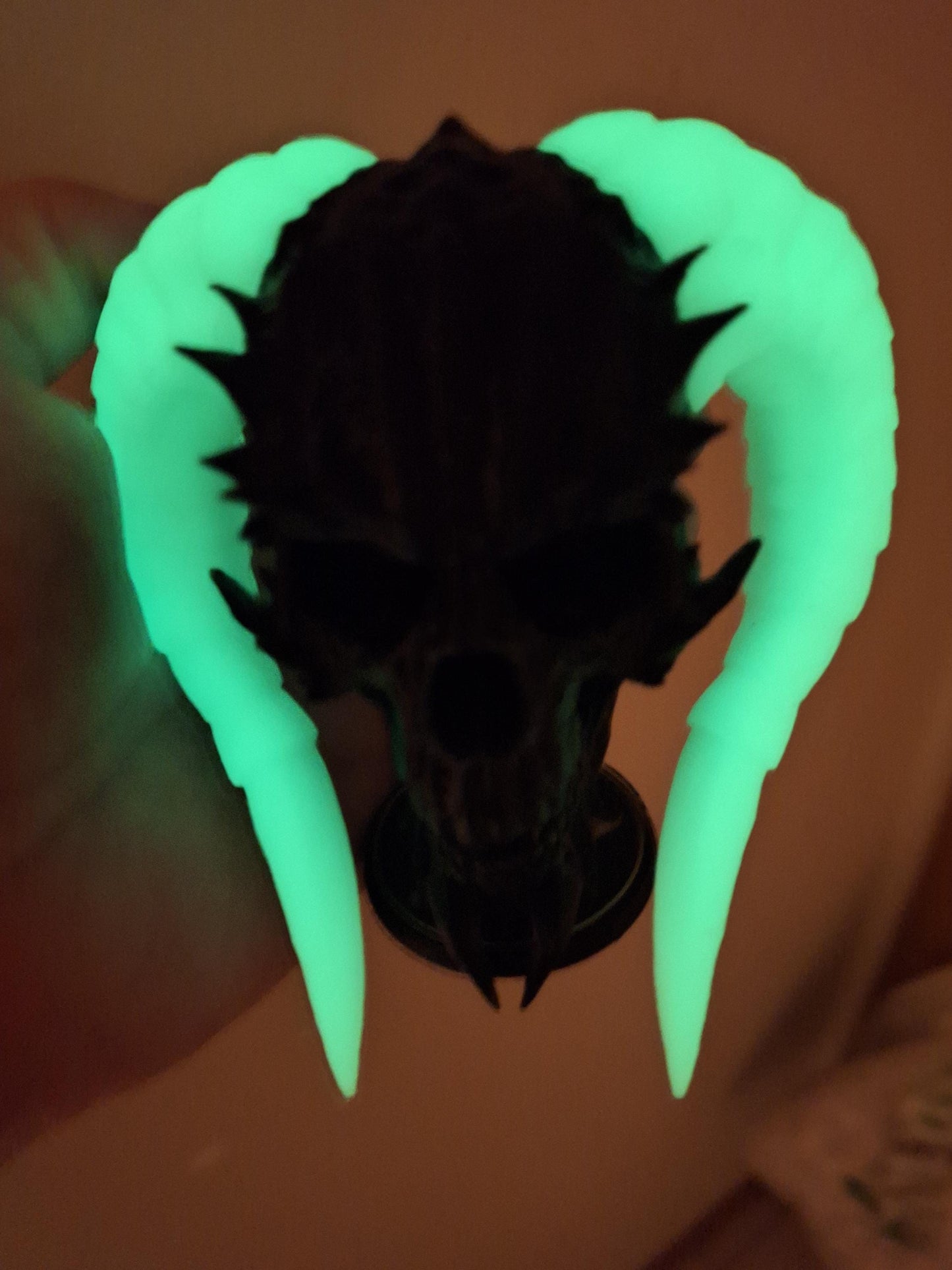 Miniature Demon Skull with glow in the dark horns.